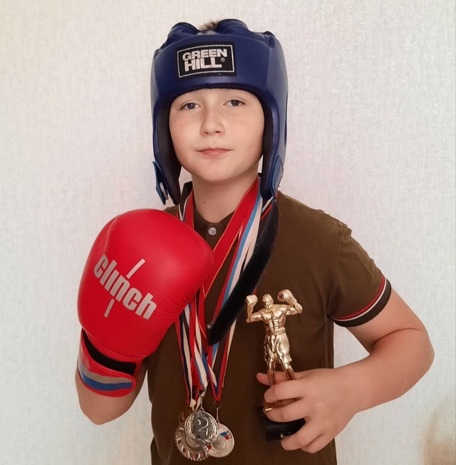 Золотой знак отличия ГТО в лицах.