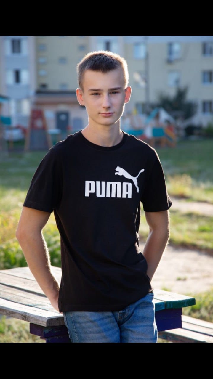 Золотой знак отличия ГТО в лицах.