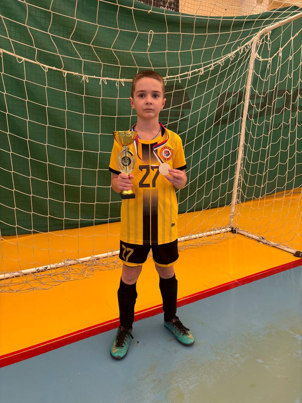 Золотой знак отличия ГТО в лицах.