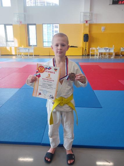 Золотой знак отличия ГТО в лицах.